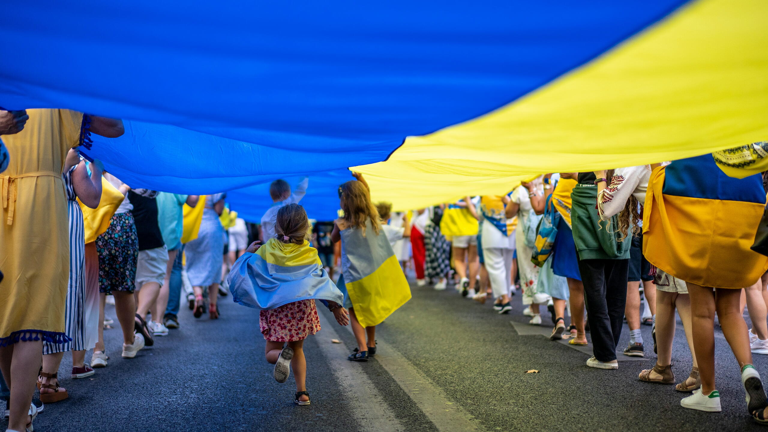 ukrainian people with flag unsplash