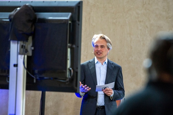 Presentator Joris Luyendijk tijdens Meet-up 2021