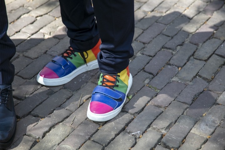 Schoenen met regenboogvlag