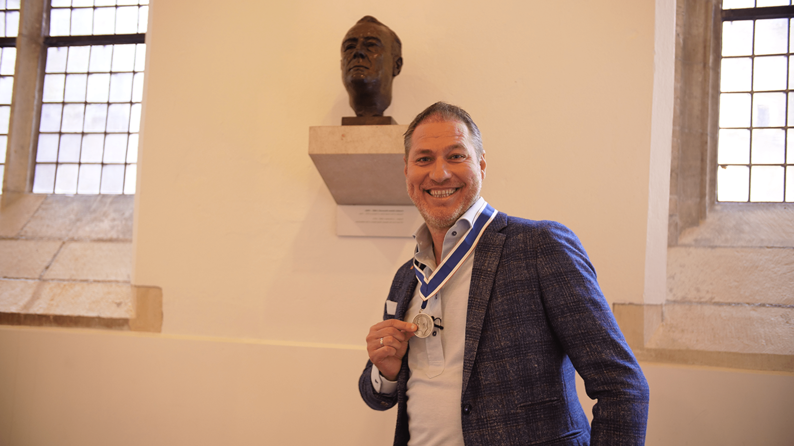 Sander de Kramer in Kapittelzaal met buste Roosevelt en medal
