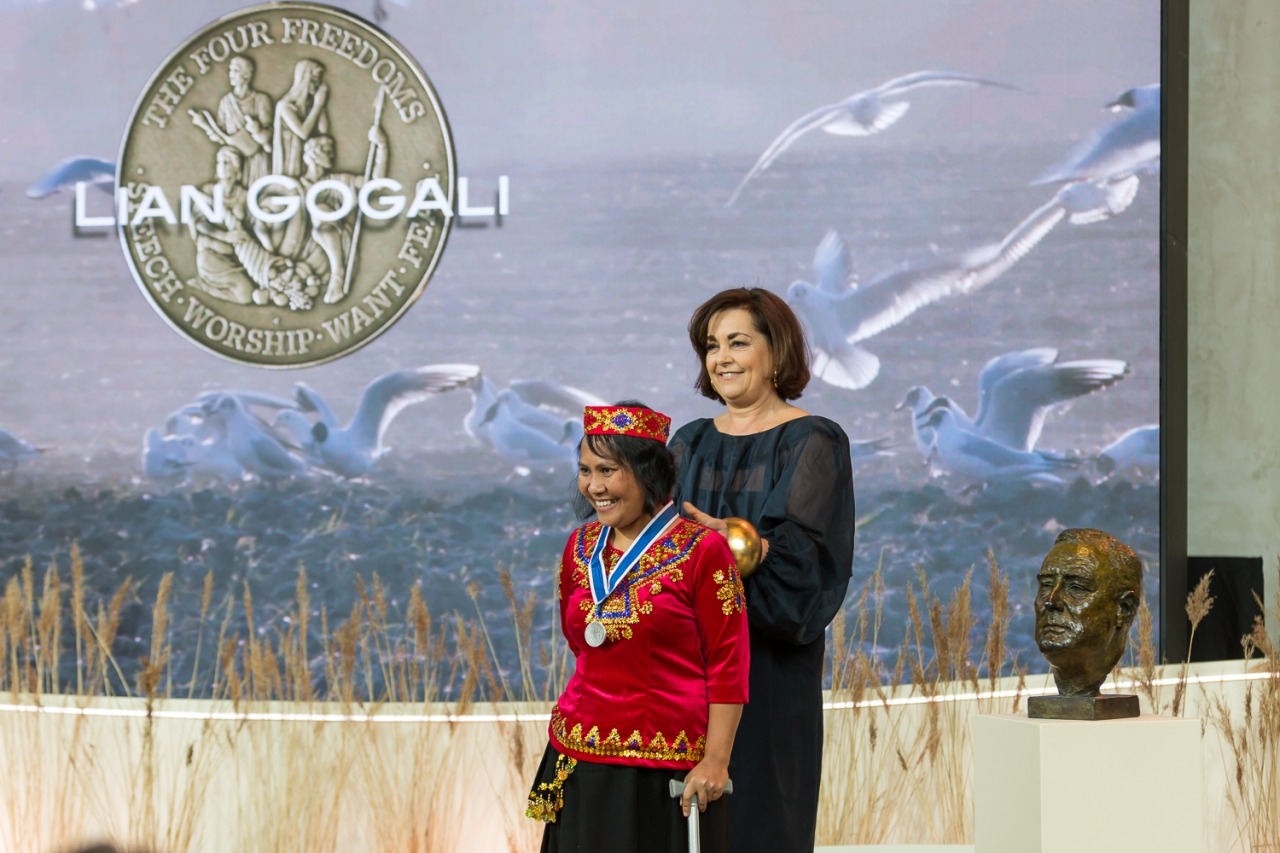 Jacobine Geel hangt de medal om bij Lian Gogali